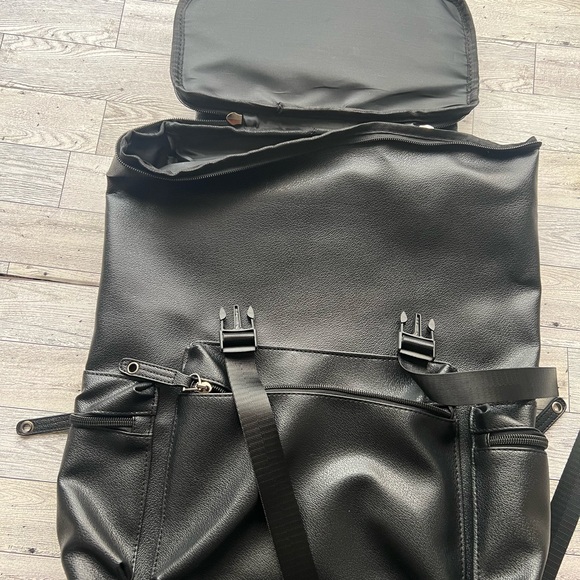 Backpack - Picture 3 of 7